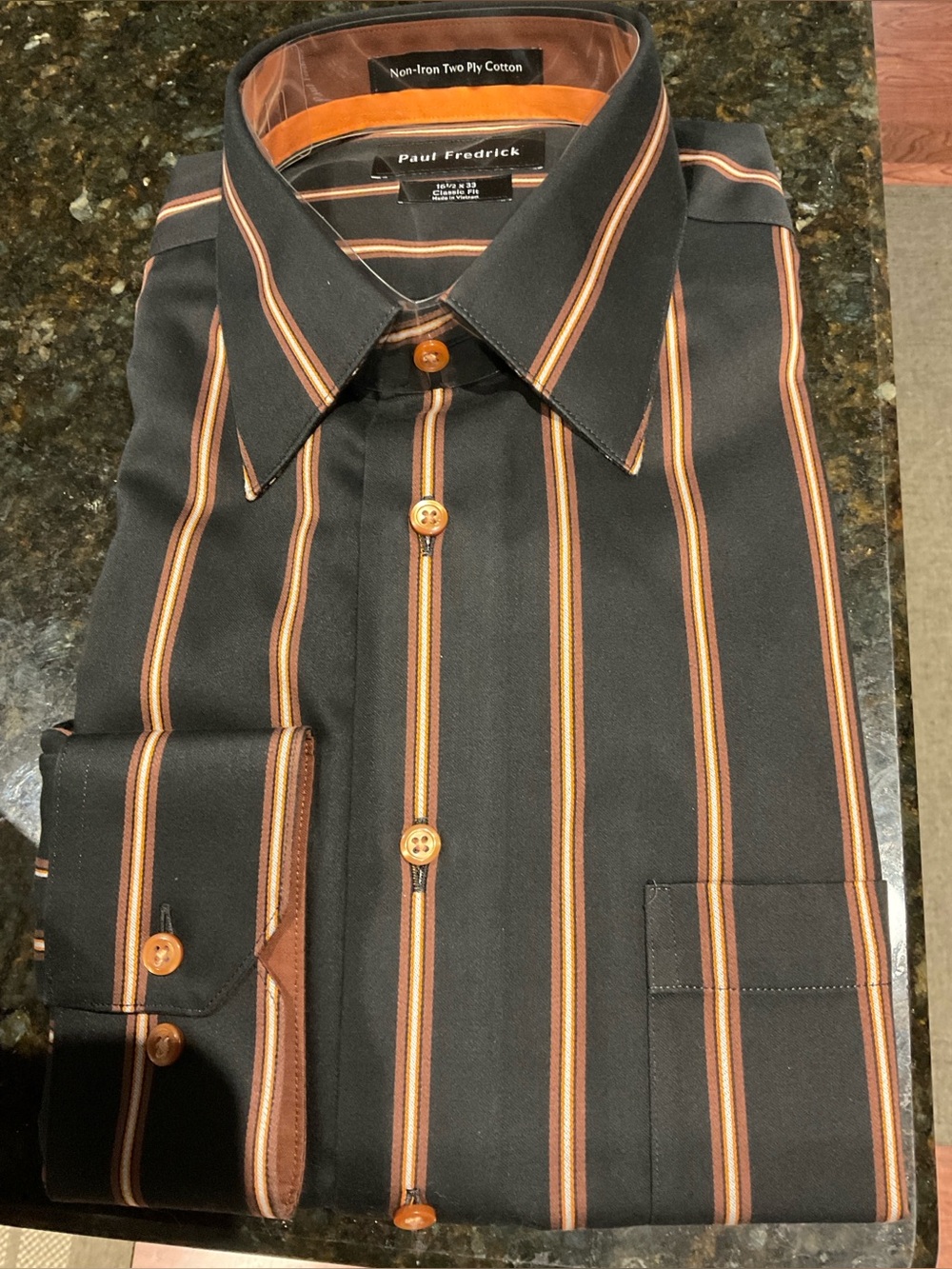 Men’s classic fit dress shirt